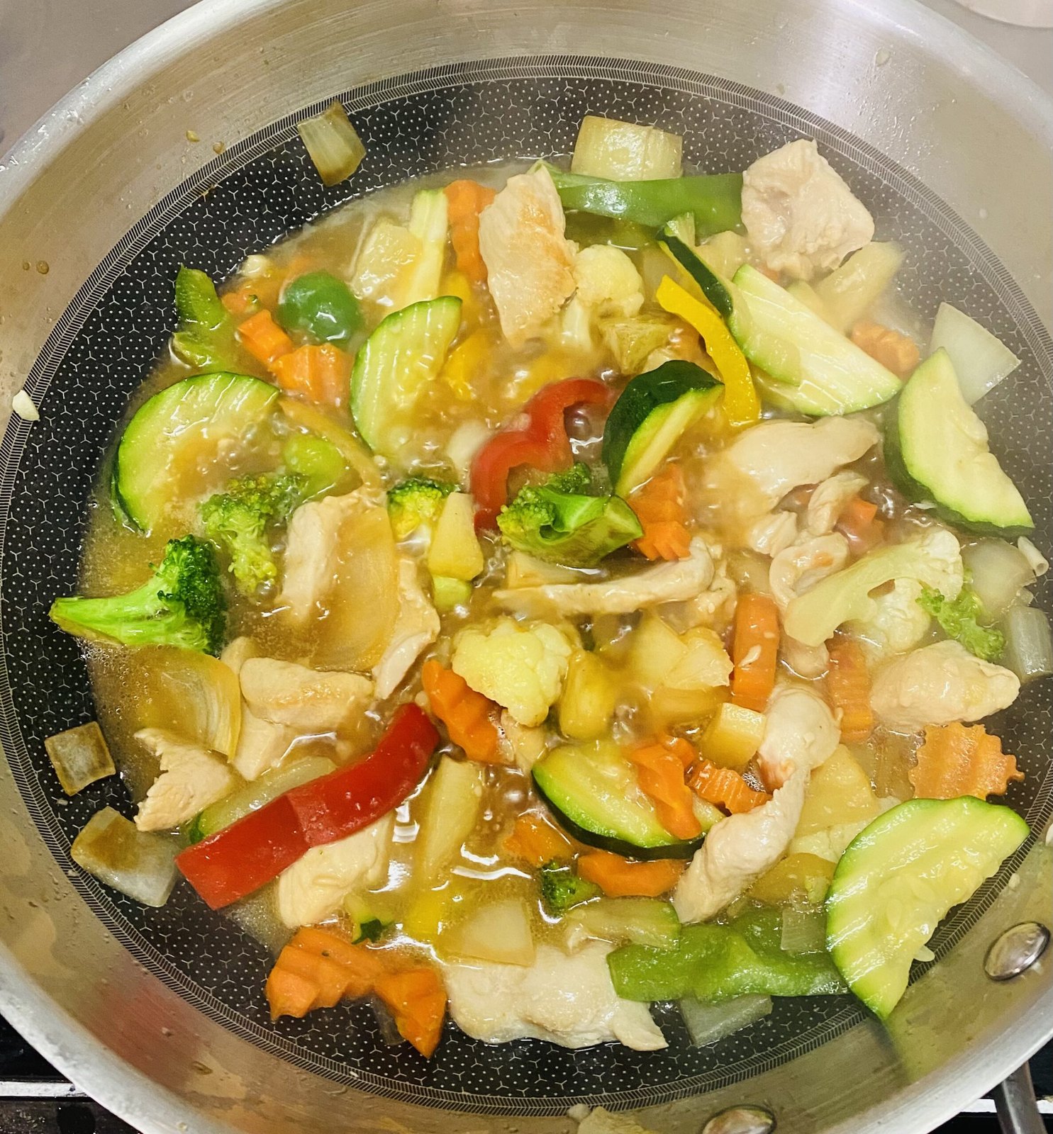 Gai Piew Wan: Hühnerfleisch mit Gemüse und Ananas in süß-saurer Sauce, frisch in der Pfanne