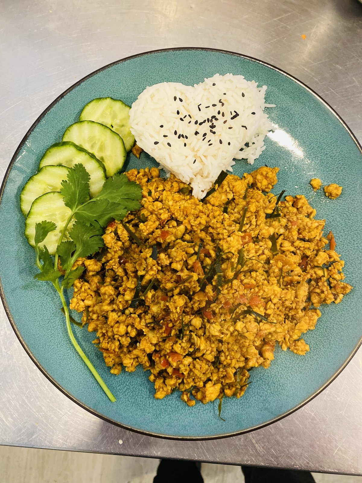 Khua Kling: fein gehacktes Hühnerfleisch mit gelber Currypaste, Reis in Herzform, Gurke und Koriander