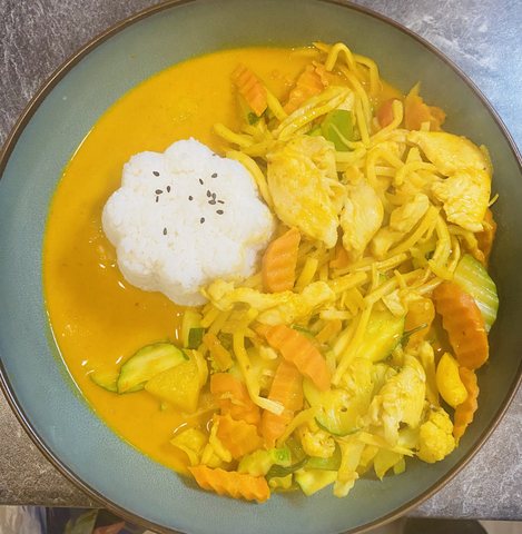 Gaeng Pik Gai: gelbes Curry mit Hühnerfleisch und Gemüse, Reis in Blütenform
