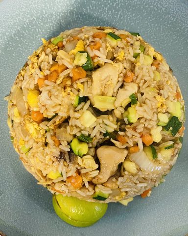 Khao Pad Gai: gebratener Reis mit Hühnerfleisch, Ei und Gemüse, mit einer Limettenspalte